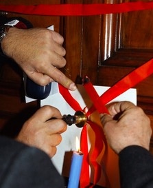 placing the seal