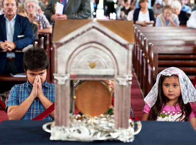 kids praying to heart
