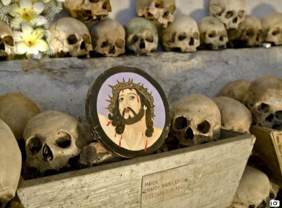 jesus amoung skulls