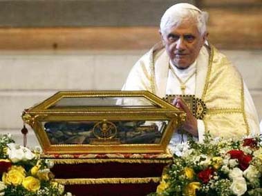 pope praying to bones