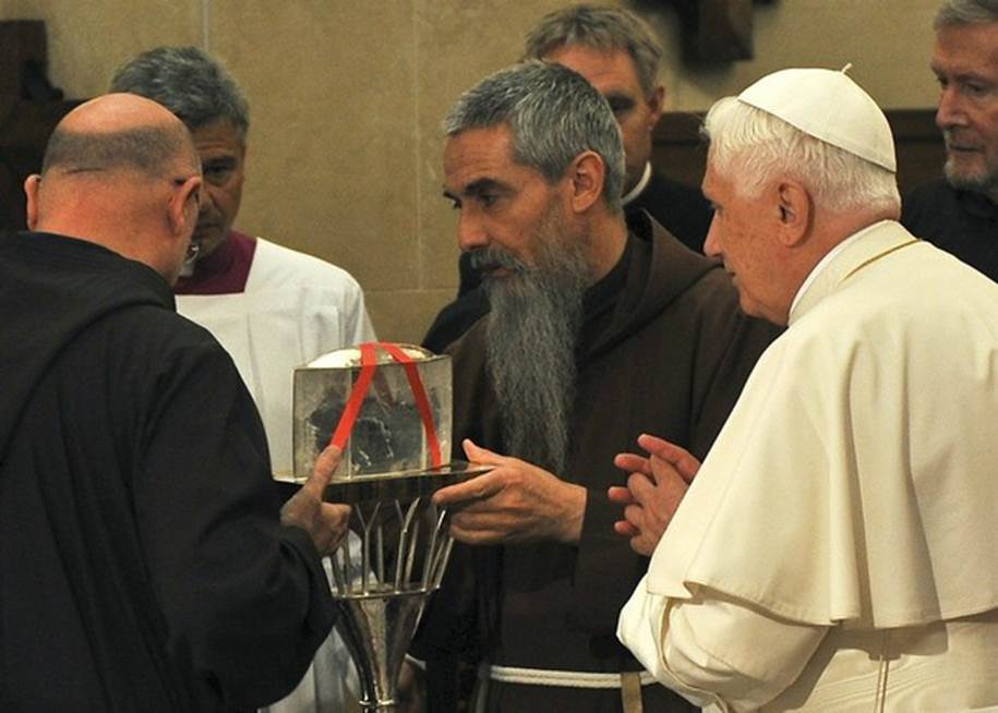 pope praying to heart